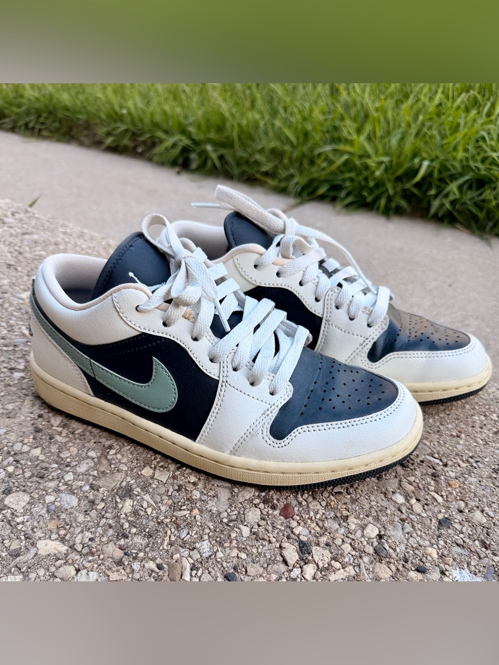 Nike Air Jordan 1 Low - Anthracite/Sail/ Legend Sand/Jade
Smoke